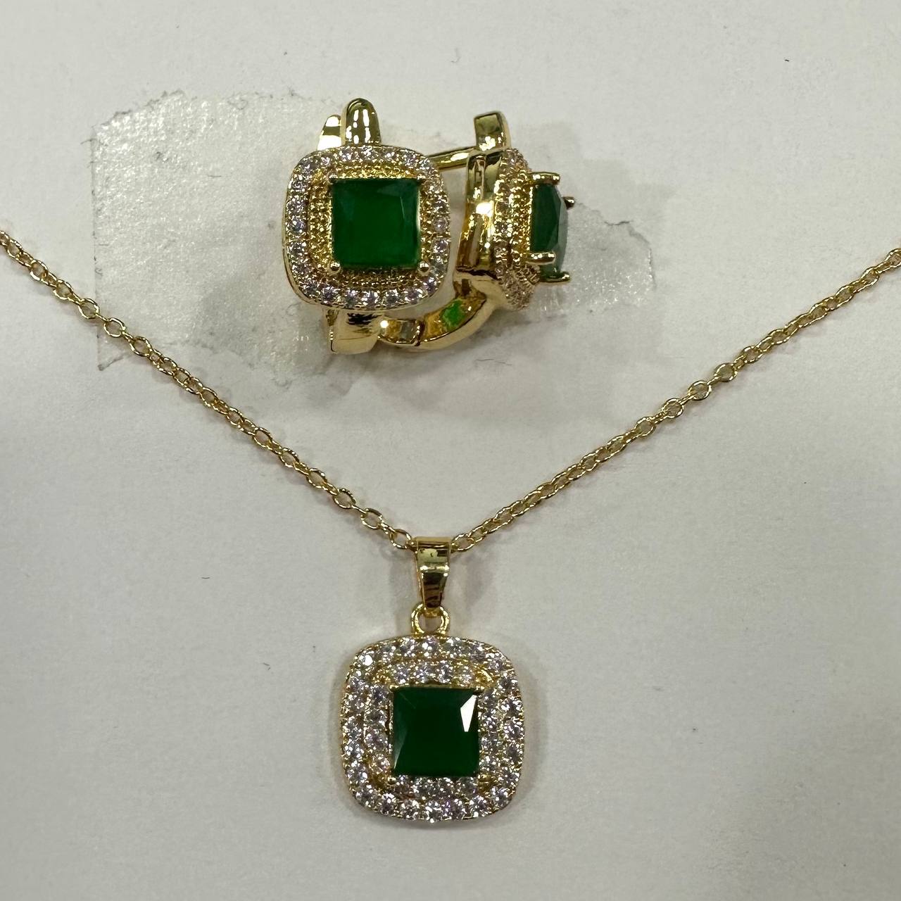 CC02193 to'plami
18K sariq oltin bilan qoplangan mis kristalli