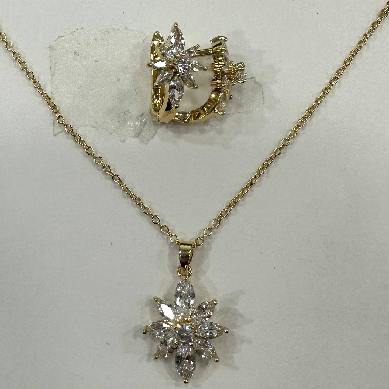 Комплект CC02181
18K желтое золото с покрытием, медь, кристалл