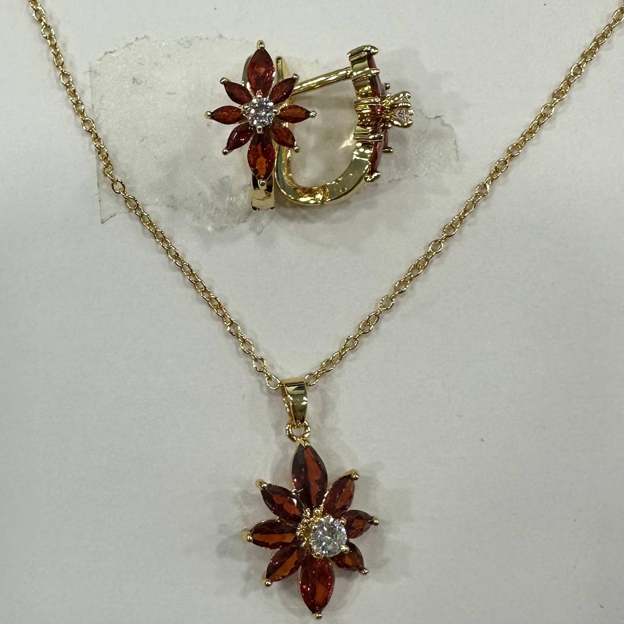 CC02182 to'plami
18K sariq oltin bilan qoplangan mis kristalli