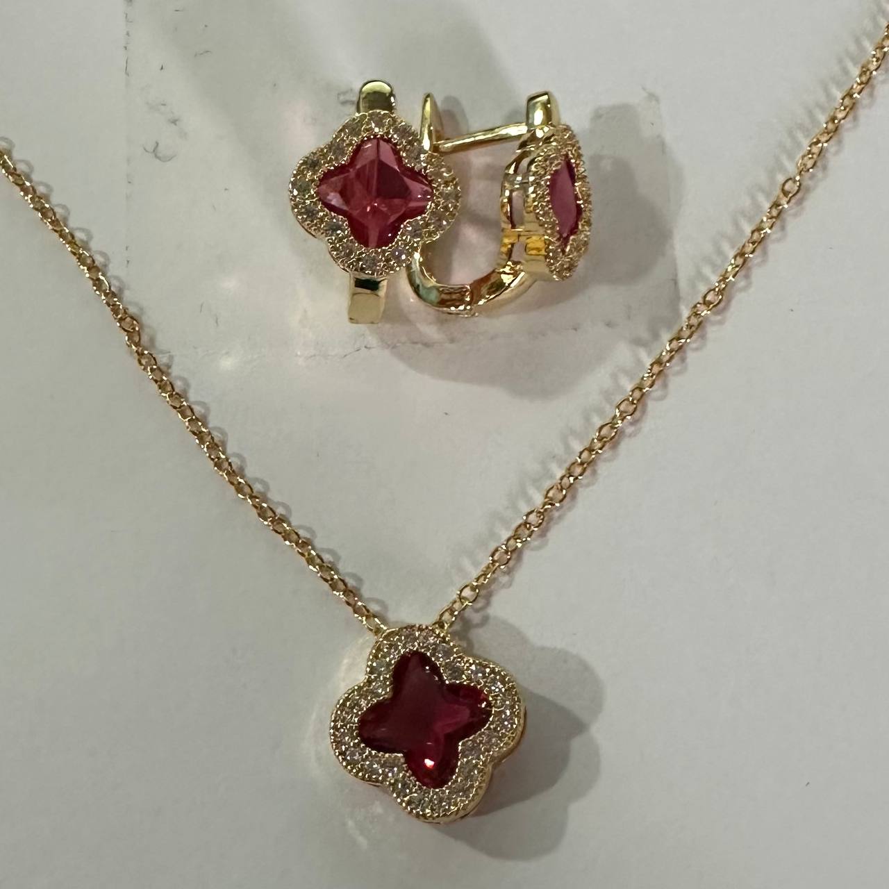 CC02184 to'plami
18K sariq oltin bilan qoplangan mis kristalli