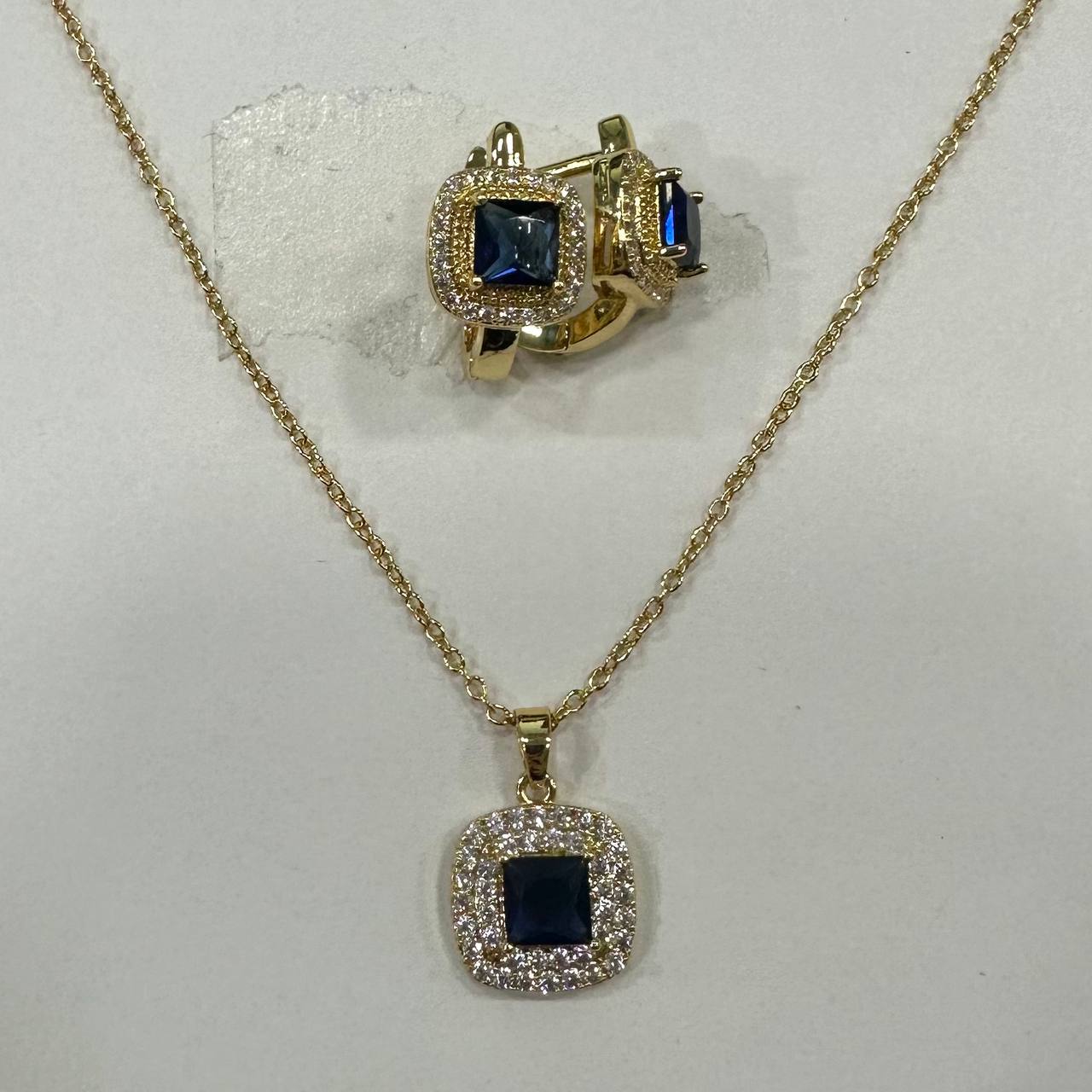 CC02194 to'plami
18K sariq oltin bilan qoplangan mis kristalli